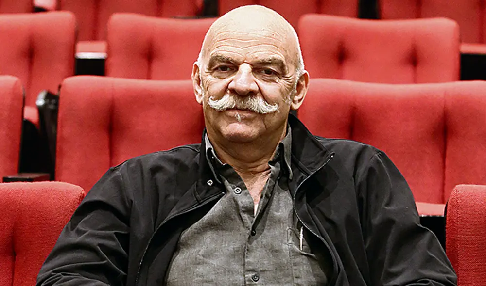 Nuevo reto. León frente a la piscina. El triatlón consta de natación, ciclismo y carrera. Nuevo reto. León frente a la piscina. El triatlón consta de natación, ciclismo y carrera.