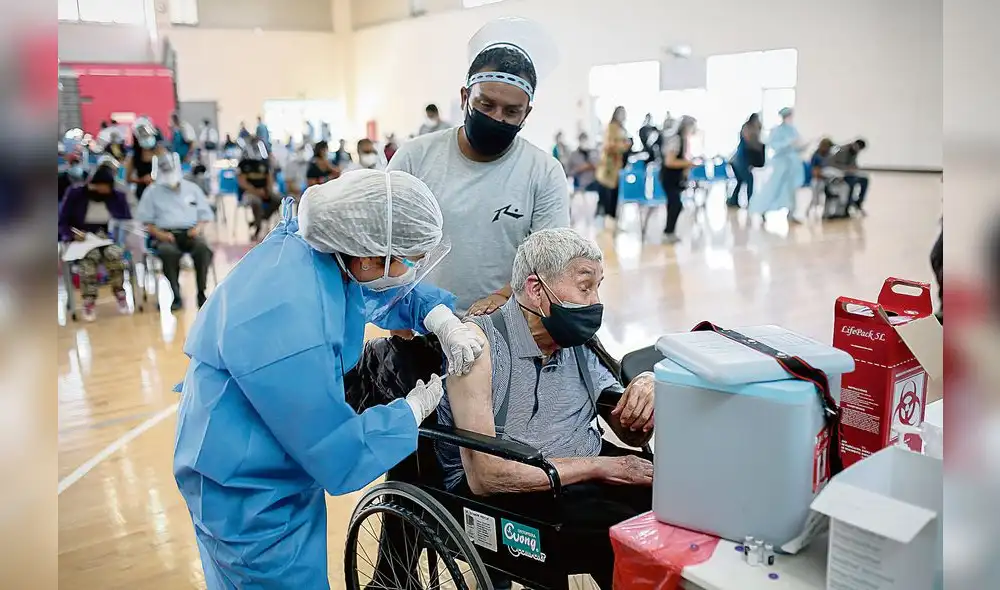 Dosis. La campaña de la vacunación sufrirá un retraso con los días de para por las elecciones. Foto: Antonio Melgarejo/La República