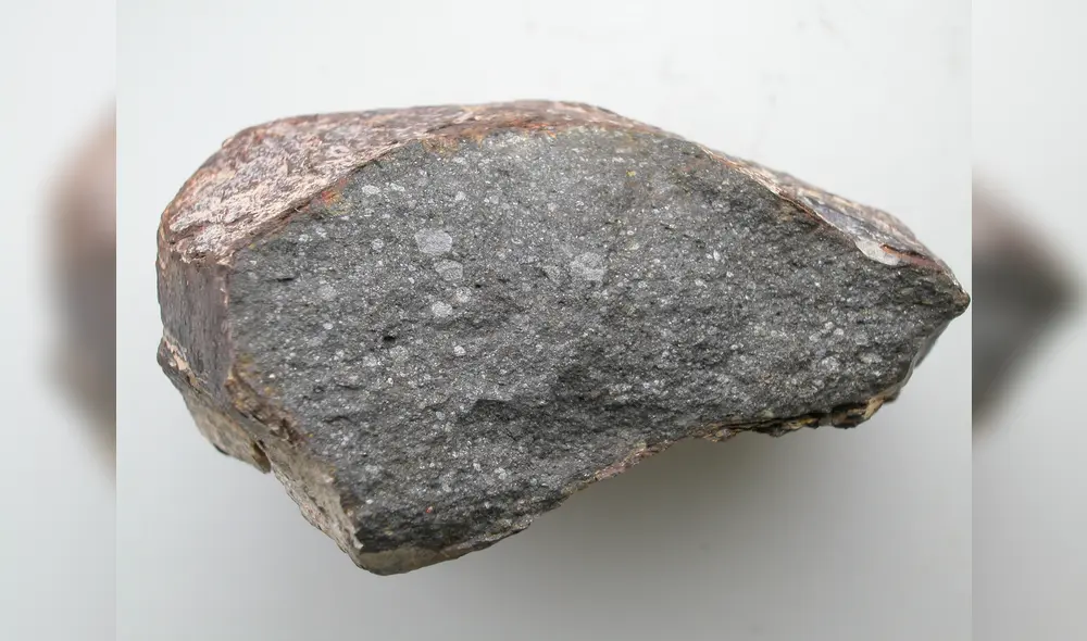 Pieza del meteorito Sahara 97096 (de unos 10 cm de largo), una condrita enstatita que contiene aproximadamente un 0,5% en peso de agua. Fuente: L. Piani, Museo de Historia Natural de París.