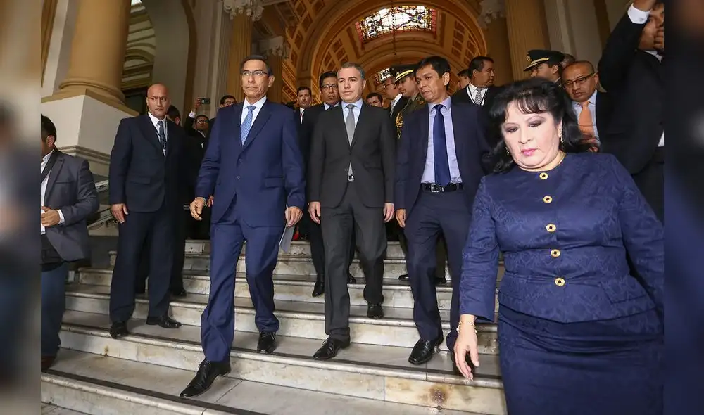 Martín Vizcarra llega al Congreso para anunciar la inasistencia del Ejecutivo a la Comisión de Constitución [FOTOS]