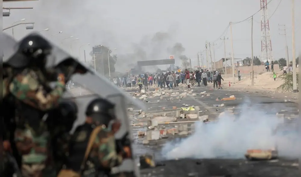 Enfrentamiento entre pobladores de la zona de Barrio Chino y las fuerzas del orden. Fotos: Jorge Cerdán/ La República