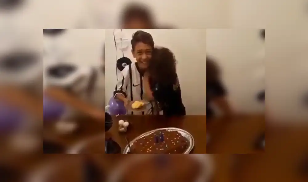 En Facebook, un pequeño no pudo contener las lágrimas de emoción por el tierno gesto que tuvo su hermano mayor.