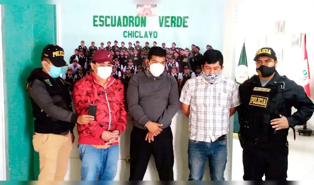 Policía detiene a tres personas acusadas de robar en un establecimiento de jugos. Policía detiene a tres personas acusadas de robar en un establecimiento de jugos.