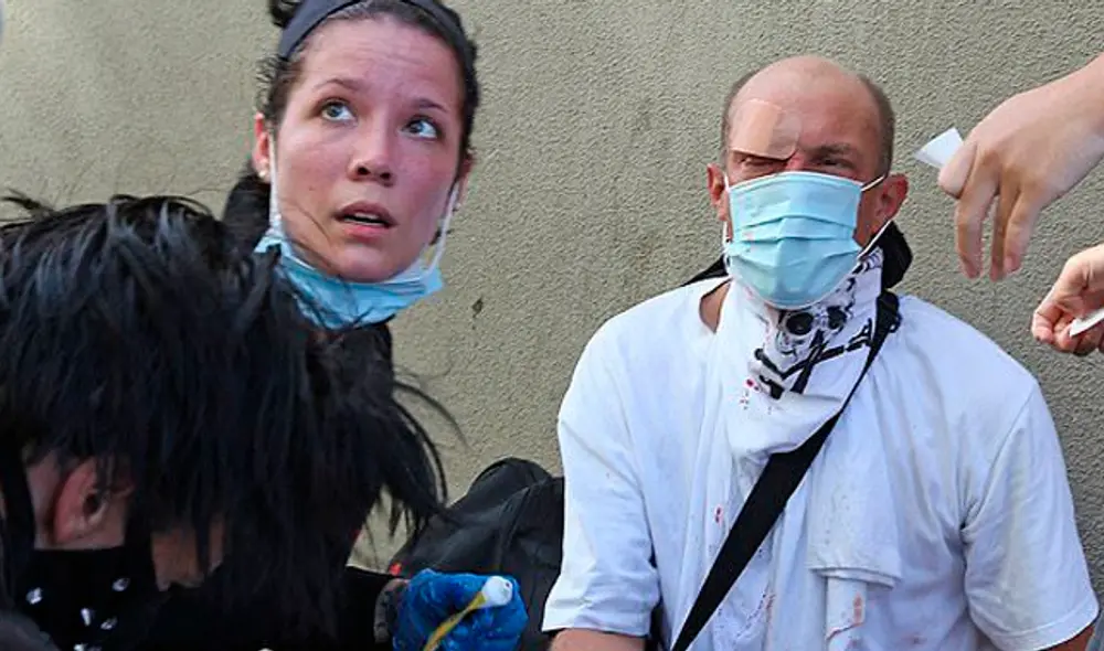 Halsey es captada curando a heridos durante protesta en Los Ángeles por la muerte de George Floyd