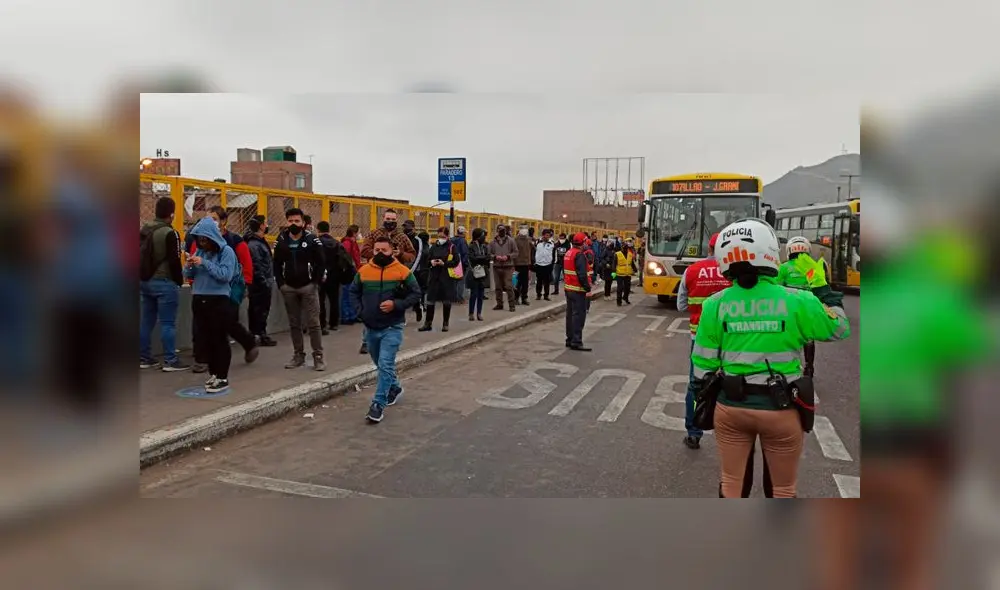 Las colas son inmensas en diferentes paraderos de la capital. Foto: María Ponce/URPI-GLR. Las colas son inmensas en diferentes paraderos de la capital. Foto: María Ponce/URPI-GLR.
