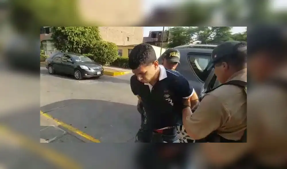 José David Azócar Villaroel (27) robó costosas pertenencias en local, pero no pudo huir gracias a rápida acción de transeúntes. (Foto: Captura de video / La República) José David Azócar Villaroel (27) robó costosas pertenencias en local, pero no pudo huir gracias a rápida acción de transeúntes. (Foto: Captura de video / La República)