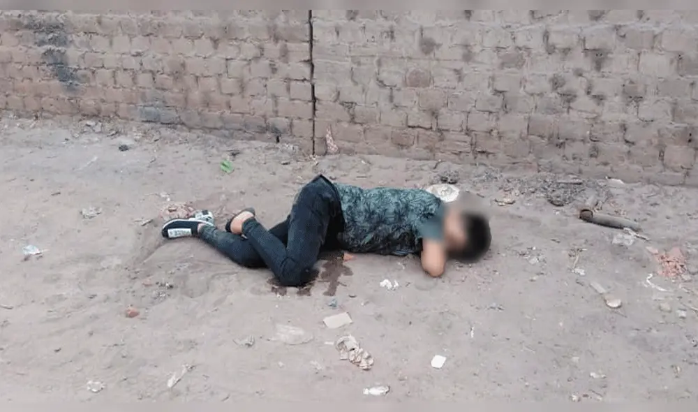 Joven todavía no ha sido identificado, viste un polo verde, zapatillas y pantalón negro. Joven todavía no ha sido identificado, viste un polo verde, zapatillas y pantalón negro.