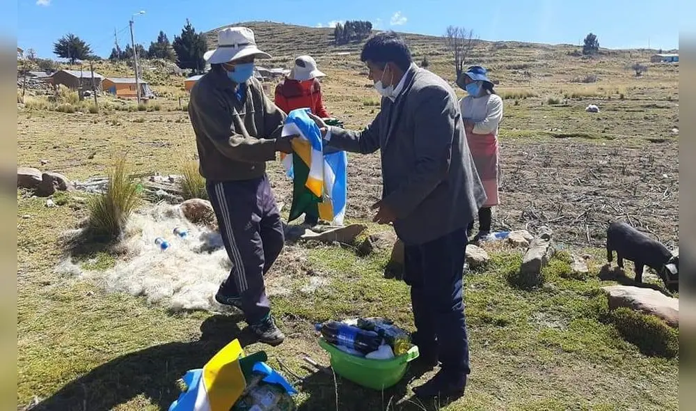 Puno. Alcalde de Anapia entregó canastas a las familias del distrito. Puno. Alcalde de Anapia entregó canastas a las familias del distrito.