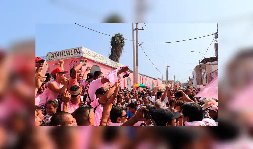 Así fue el multitudinario adiós de Carlos 'Kukín' Flores en el Callao [VIDEO]