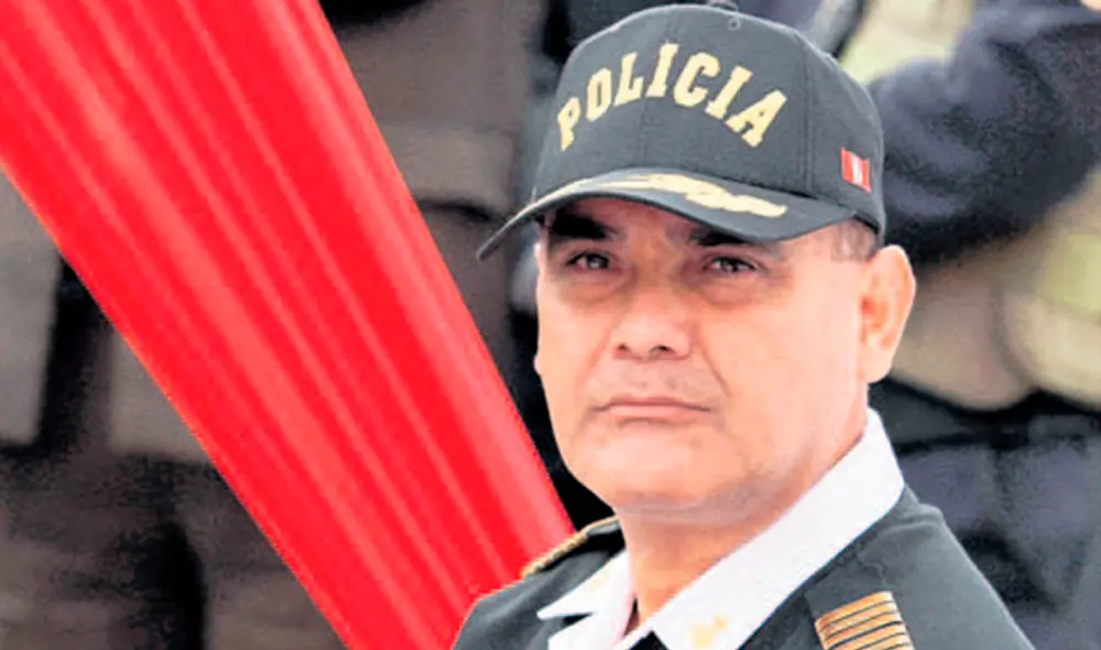 El Director. El titular de la DIPA, general Alfredo Vildoso, defendió la compra de mascarillas. Foto: Jorge Cerdán El Director. El titular de la DIPA, general Alfredo Vildoso, defendió la compra de mascarillas. Foto: Jorge Cerdán