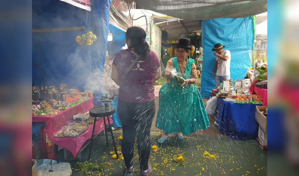 Curandera puneña realiza baño en champagne en Arequipa. Foto: Wilder Pari / URPI-LR Curandera puneña realiza baño en champagne en Arequipa. Foto: Wilder Pari / URPI-LR