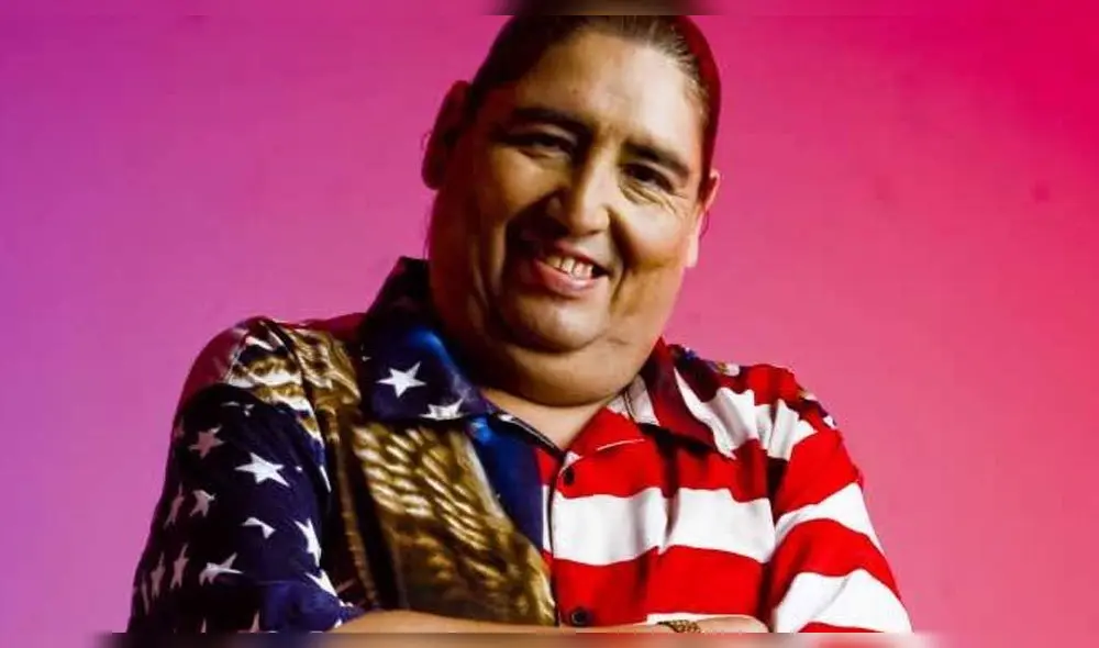 El popular artista mostró sus premios en compañía de su hija Cinthia Gutiérrez. Foto: difusión