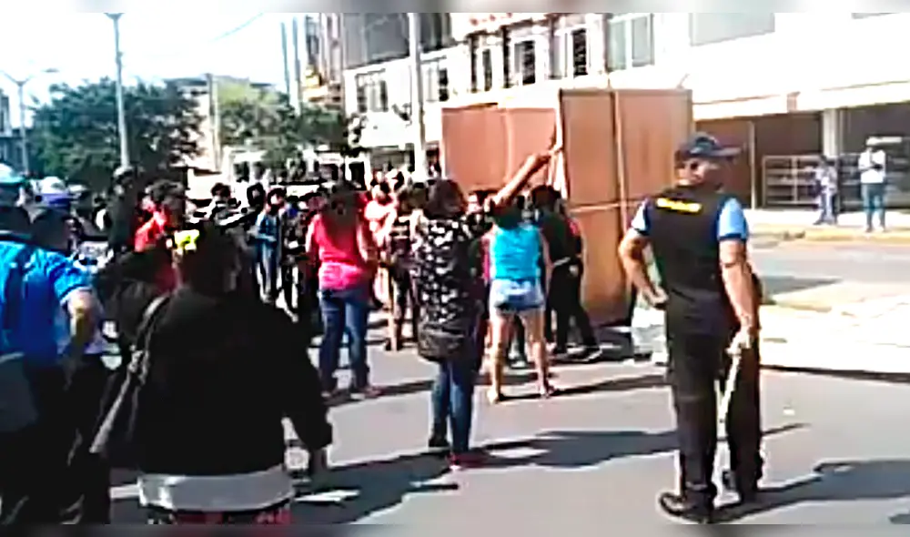 Municipalidad impidió que comerciantes se ubiquen en exteriores del mercado. Municipalidad impidió que comerciantes se ubiquen en exteriores del mercado.