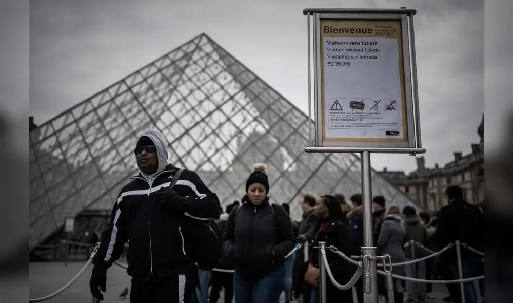 Reabre el Louvre con medidas de protección del personal ante el COVID-19. Foto: AFP.