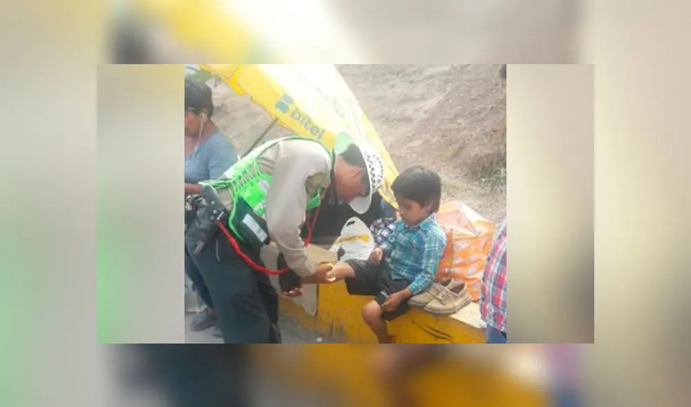 Policía ayuda a niño en puente Caquetá. Créditos: Facebook.