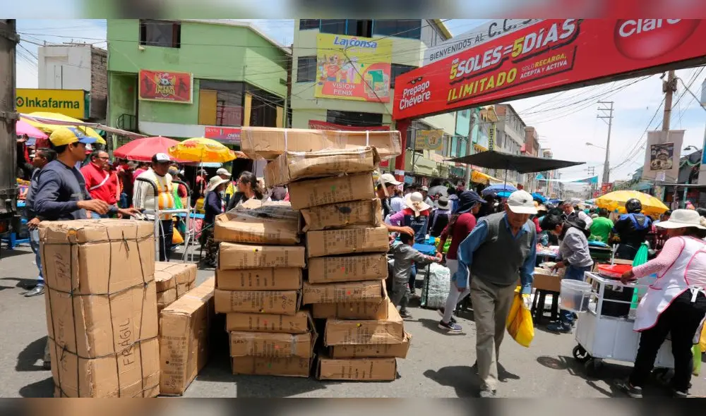 Desorden y deficiente control municipal frente al comercio ambulatorio en Arequipa. Desorden y deficiente control municipal frente al comercio ambulatorio en Arequipa.