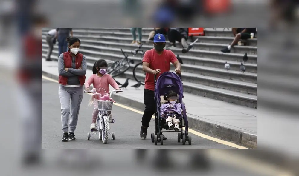 Menores pasearon entre la muchedumbre del Centro de Lima. (Foto: Marco Cotrina / La República) Menores pasearon entre la muchedumbre del Centro de Lima. (Foto: Marco Cotrina / La República)
