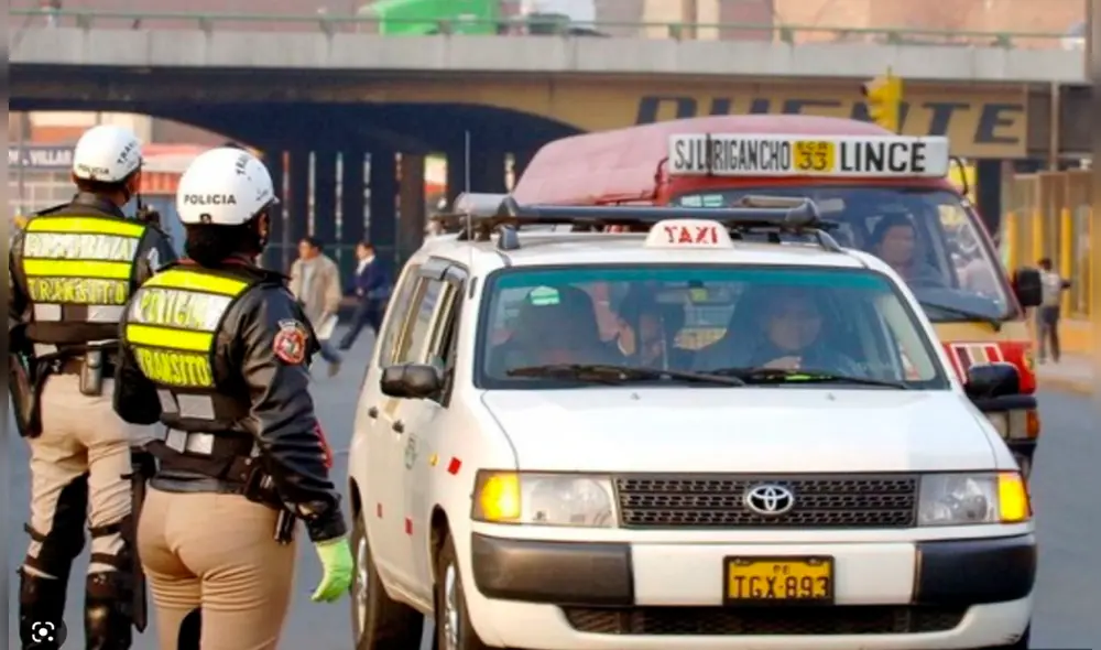 Una mujer tomó el falso colectivo en el paradero Puente Nuevo, El Agustino. Foto: Infobae