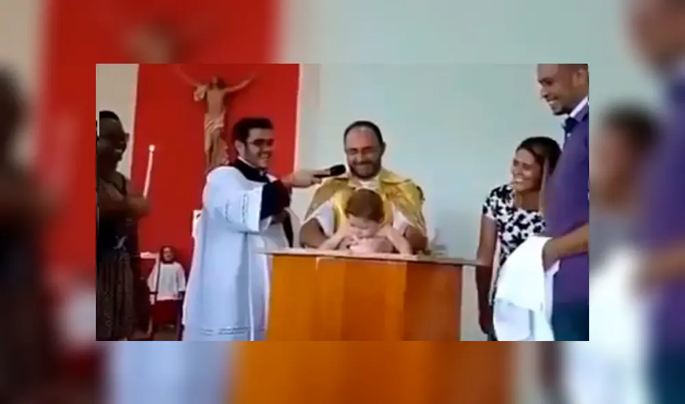 Facebook viral: sacerdote sumerge en agua bendita a bebé y este tiene inesperada reacción