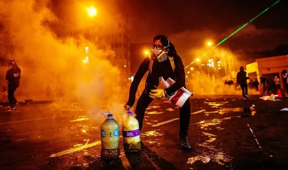Dos mujeres feministas cuentan lo que vivieron durante las más de tres horas en las que estuvieron desactivando bombas lacrimógenas. Foto: Rupac Flores