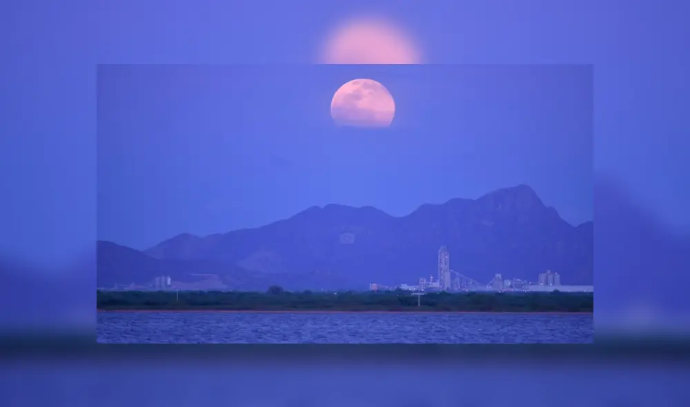 Otra hermosa postal de Hermosillo bajo la luz de la luna rosa. Foto: Omar Gustavo córdova