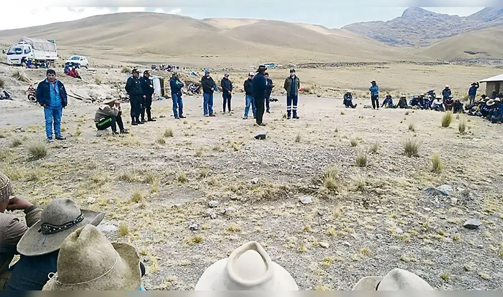 BLOQUEO. Comuneros arrojaron piedras a la vía e hicieron dos zanjas para evitar la circulación de vehículos de la minera. BLOQUEO. Comuneros arrojaron piedras a la vía e hicieron dos zanjas para evitar la circulación de vehículos de la minera.