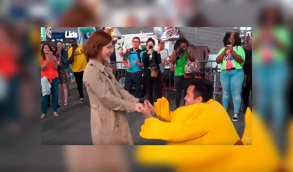 En YouTube, un joven sorprendió a su pareja al vestirse de Pikachu para pedirle matrimonio.