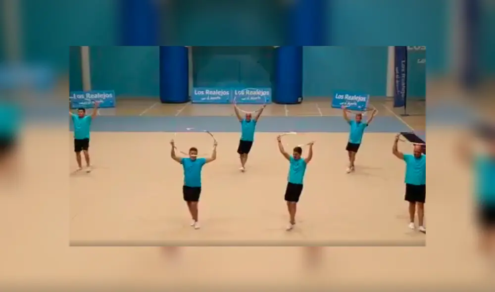 Papás bailaron en honor a sus hijas gimnastas y causaron furor entre el público asistente Papás bailaron en honor a sus hijas gimnastas y causaron furor entre el público asistente