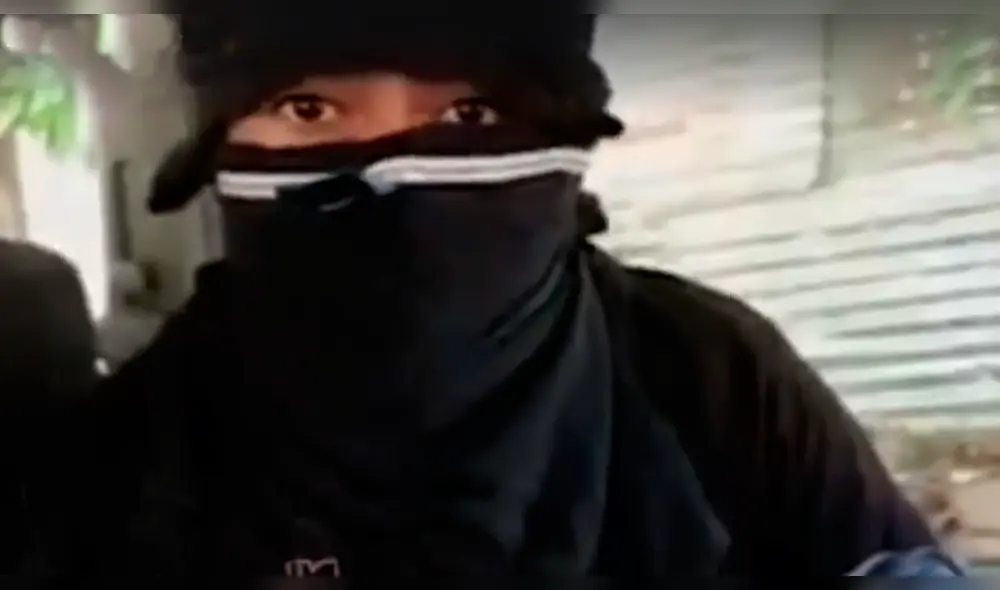 El sujeto cubría su rostro y mostraba un arma mientras hablaba ante la cámara.