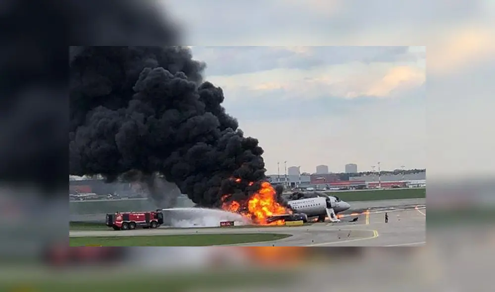 Avión aterrizó envuelto en llamas en Moscú: 41 pasajeros murieron [VIDEOS]