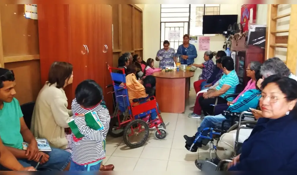 Personas con discapacidad aprender a elaborar jabón.