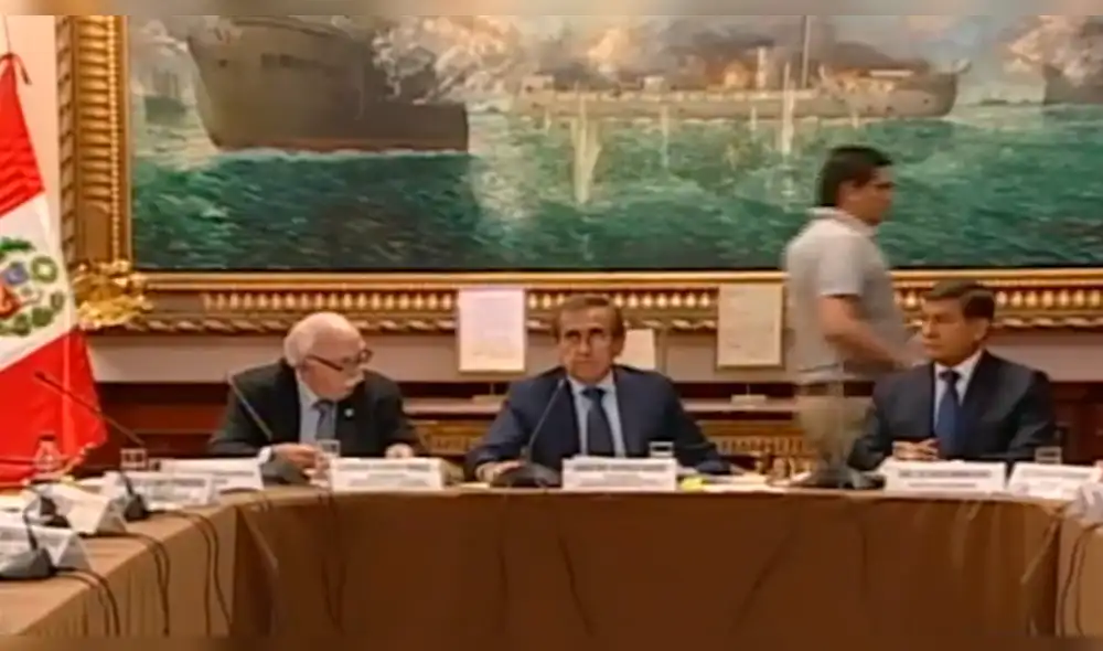 Jorge del Castillo discute con un efectivo Diviac y le ordena retirarse [VIDEO]