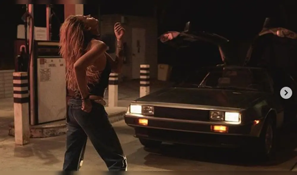 Hija de Michael Jackson posa desnuda junto a su mascota y es criticada en redes 