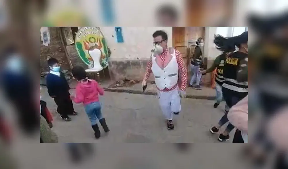 Policía Nacional de Junín bailando con los menores de edad. Créditos: Oficina de Imagen Institucional de Junín. Policía Nacional de Junín bailando con los menores de edad. Créditos: Oficina de Imagen Institucional de Junín.