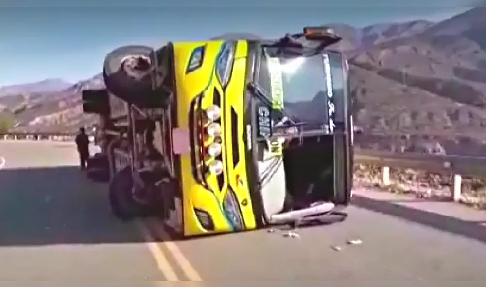 Bus de la empresa Atico recostado en la carretera. Foto: Difusión Bus de la empresa Atico recostado en la carretera. Foto: Difusión