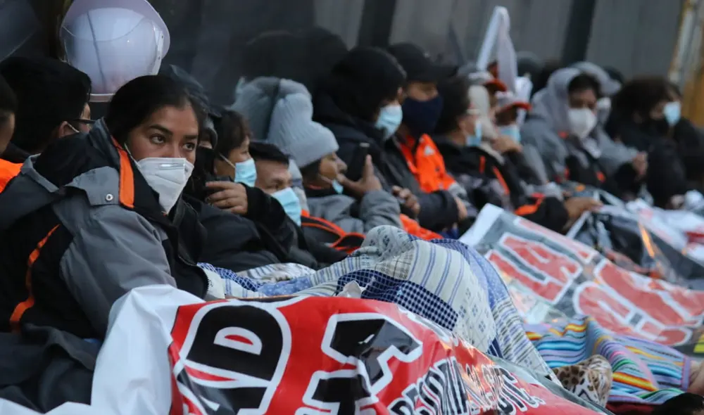 Mineros llegaron al frontis del Congreso para exigir su reposición a la minera. Foto: Jorge Cerdán / La República