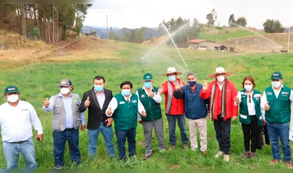 Riego tecnificado de pastos en Cajamarca