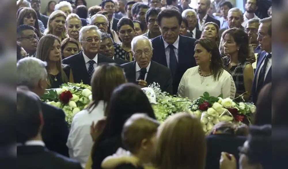 Personalidades políticas, militantes y público en general despiden a Alan García en la Casa del Pueblo. [FOTOS]