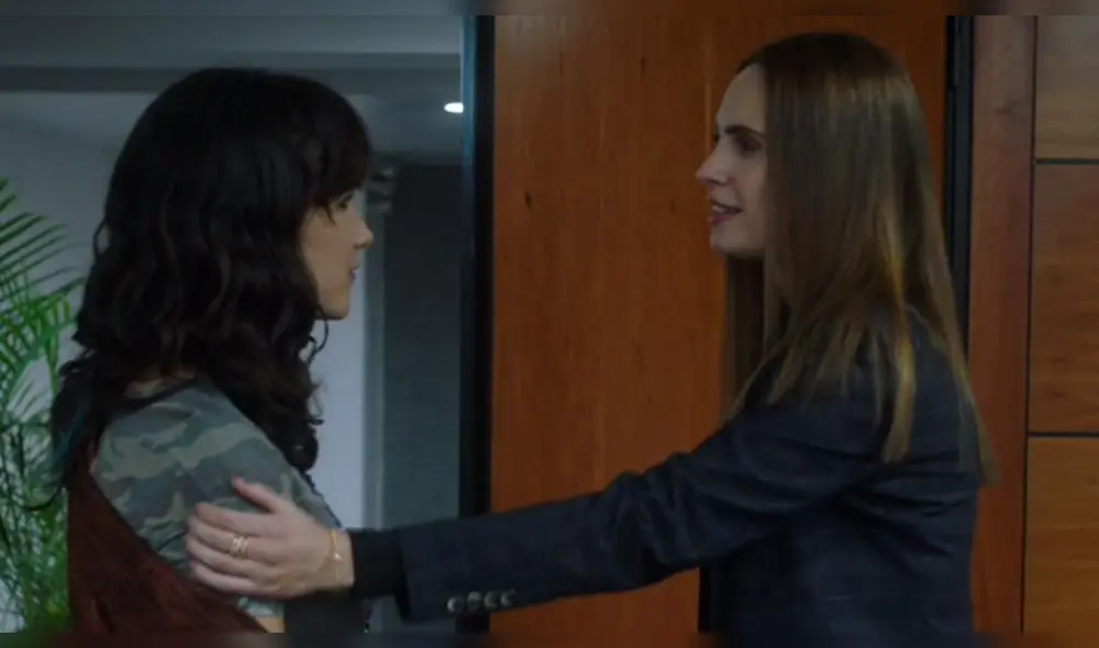 Emilia Drago y Ximena Sariñana se dan apasionado beso en serie. Fuente: Un día eres joven - Movistar Play Emilia Drago y Ximena Sariñana se dan apasionado beso en serie. Fuente: Un día eres joven - Movistar Play