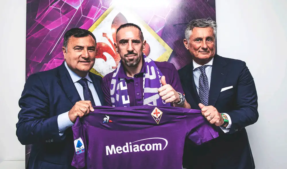 Frank Ribery firmó por temporadas con la Fiorentina y en su presentación apareció el escudo de Universitario de Deportes. | Foto: @acffiorentina Frank Ribery firmó por temporadas con la Fiorentina y en su presentación apareció el escudo de Universitario de Deportes. | Foto: @acffiorentina
