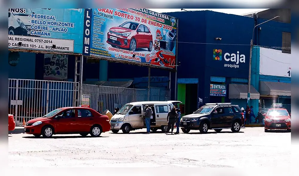 ilegales. En las afueras del terminal terrestre, autos, camionetas y mininvan ofrecen traslados a localidades en cuarentena. ilegales. En las afueras del terminal terrestre, autos, camionetas y mininvan ofrecen traslados a localidades en cuarentena.