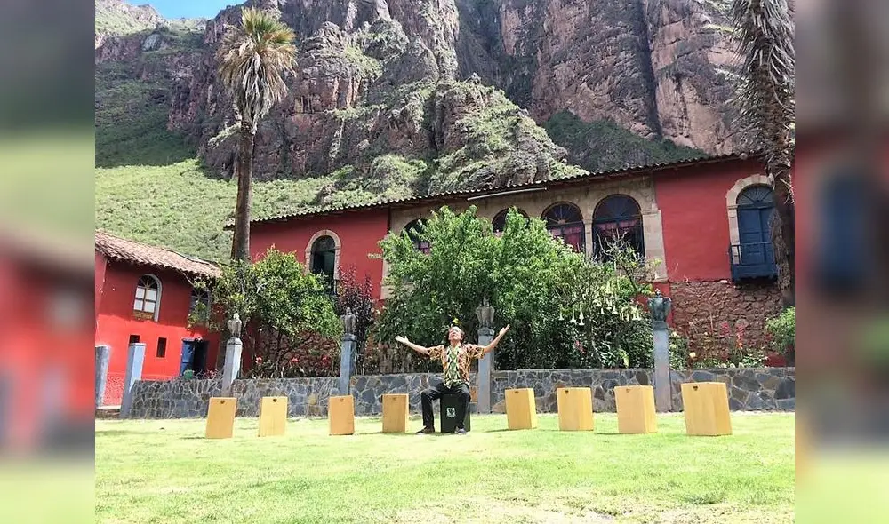 Punto de encuentro. Ricardo Silva, músico de Del Pueblo del Barrio (38 años de historia musical), en sintonía con los apus y la belleza de la casa hacienda Paucartika. Foto: Difusión.