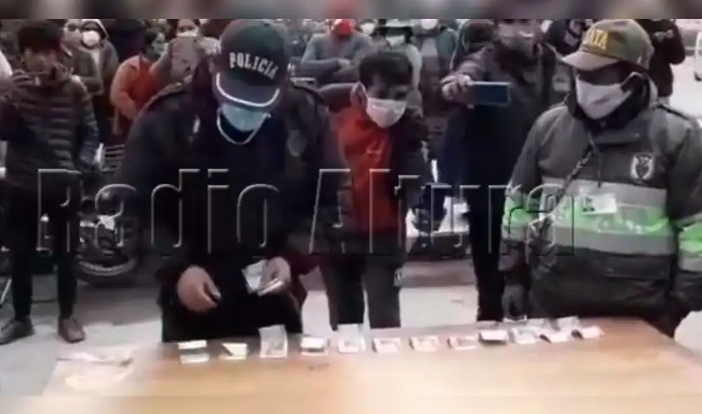 Ronderos obligaron a un policía a colocar billetes en una mesa. Foto: Video Radio Altura Carabaya. Ronderos obligaron a un policía a colocar billetes en una mesa. Foto: Video Radio Altura Carabaya.