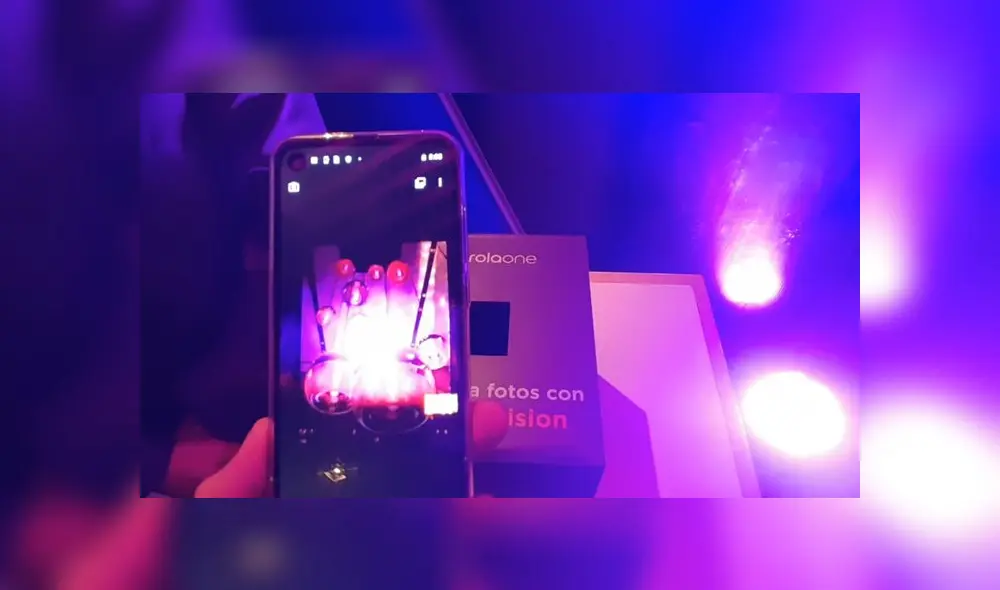 Desliza para conocer más detalles del Motorola One Vision. Foto: Daniel Robles.