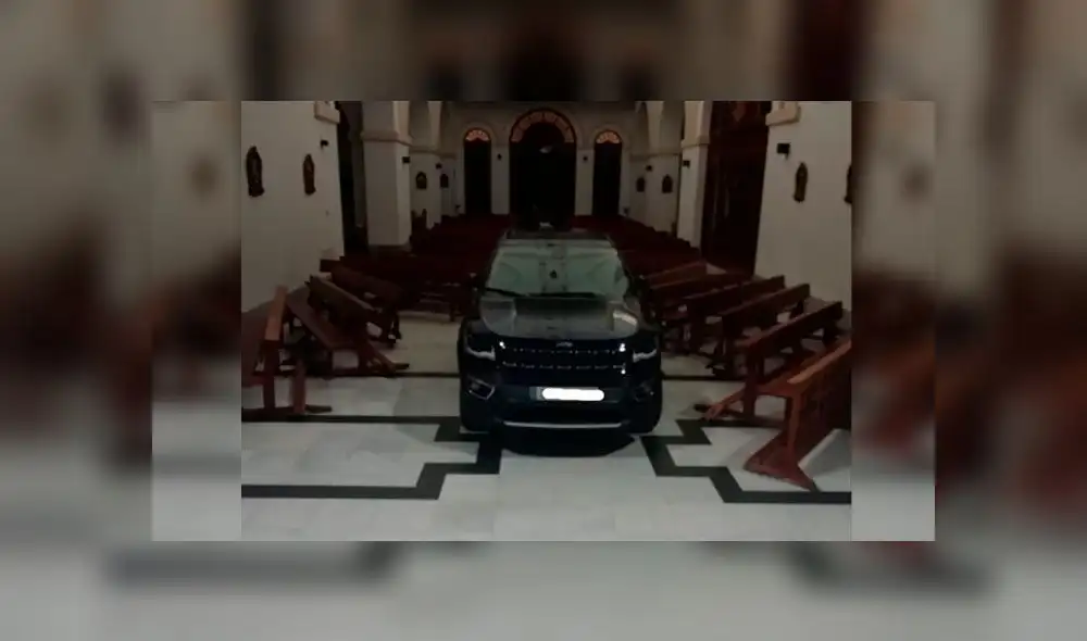 Hombre irrumpe con su vehículo en iglesia intentando “huir de los demonios” Hombre irrumpe con su vehículo en iglesia intentando “huir de los demonios”