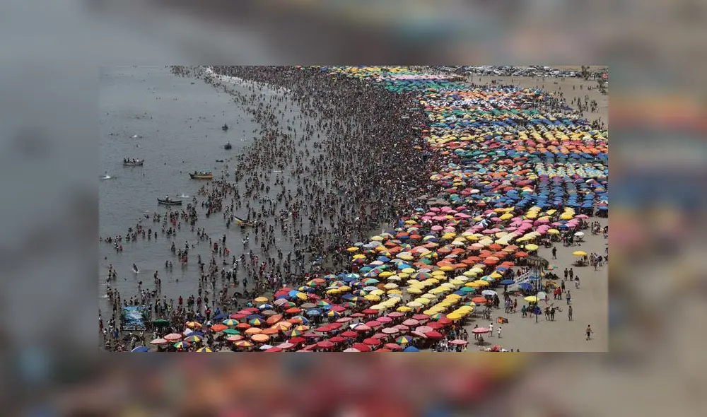 Agua Dulce se vio repleta de personas, quienes llegaron con sombrillas y muchas ganas de pasar el primer día del año. (Foto: Jorge Cerdán / La República)