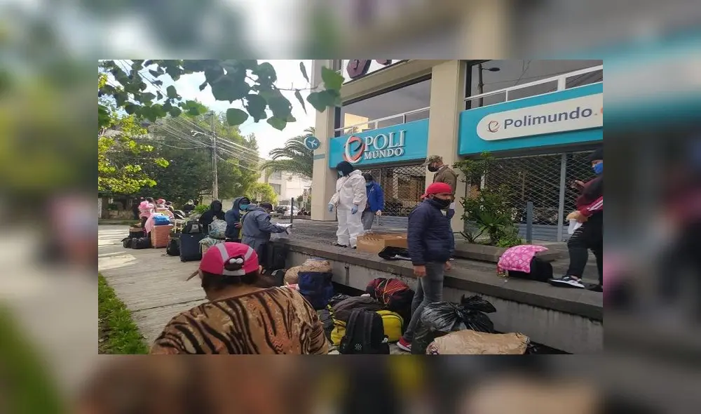 Un grupo de migrantes venezolanos que esperaban afuera de las oficinas de la estancia diplomática este jueves. Foto: Consulado de Venezuela (EFE) Un grupo de migrantes venezolanos que esperaban afuera de las oficinas de la estancia diplomática este jueves. Foto: Consulado de Venezuela (EFE)