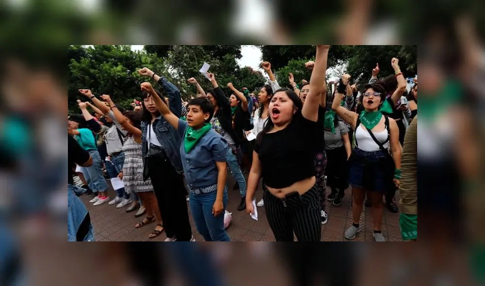 Un violador en tu camino: PNP lanza bombas lacrimógenas contra manifestantes en Parque Kennedy Un violador en tu camino: PNP lanza bombas lacrimógenas contra manifestantes en Parque Kennedy