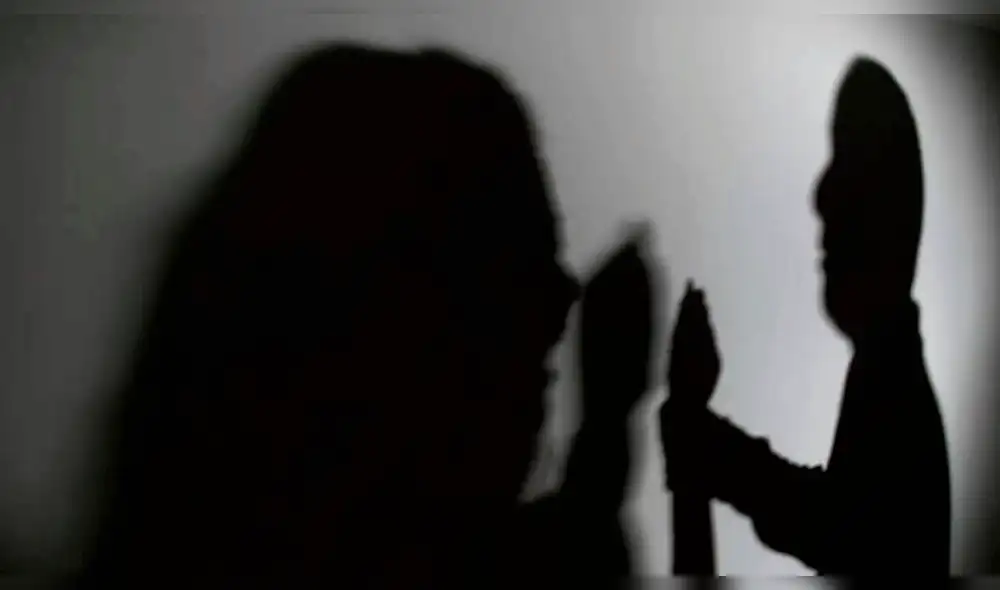 El hombre la había interceptado cuando iba a hacer las compras de su madre. El hombre la había interceptado cuando iba a hacer las compras de su madre.