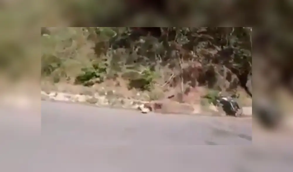 Joven se encuentra con su mejor amigo, lo saluda en plena carretera y ocasiona aparatoso accidente. Joven se encuentra con su mejor amigo, lo saluda en plena carretera y ocasiona aparatoso accidente.